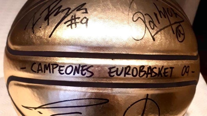 Claver: el balón firmado del Eurobasket 2009