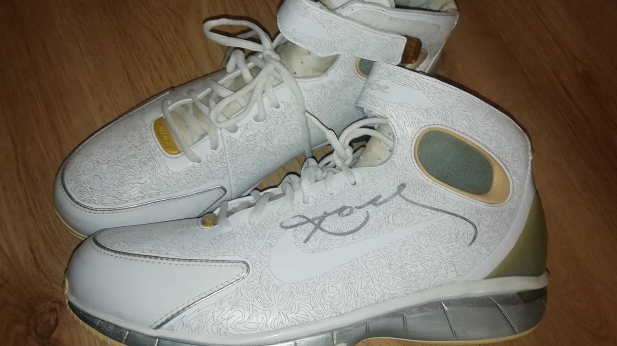 Zapatillas firmadas por... ¡Kobe Bryant!