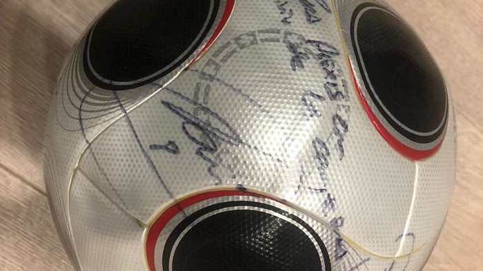 Mr. Chip aporta un balón de campeonato