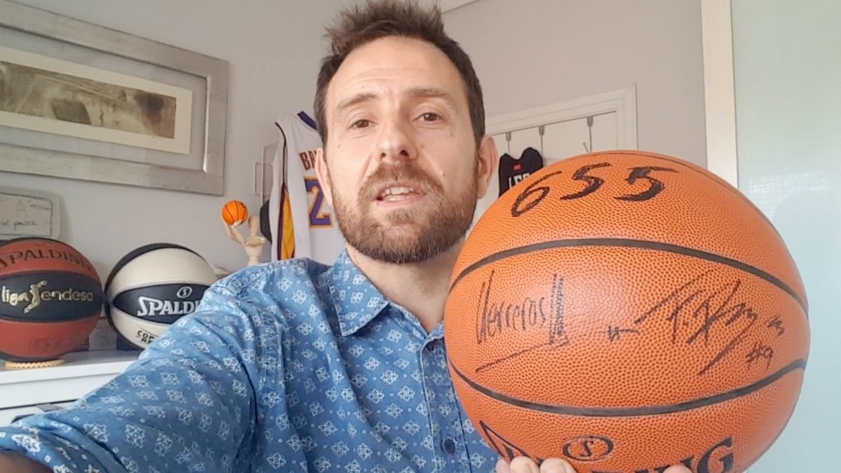 David Carnicero y un balón firmado por dos craks